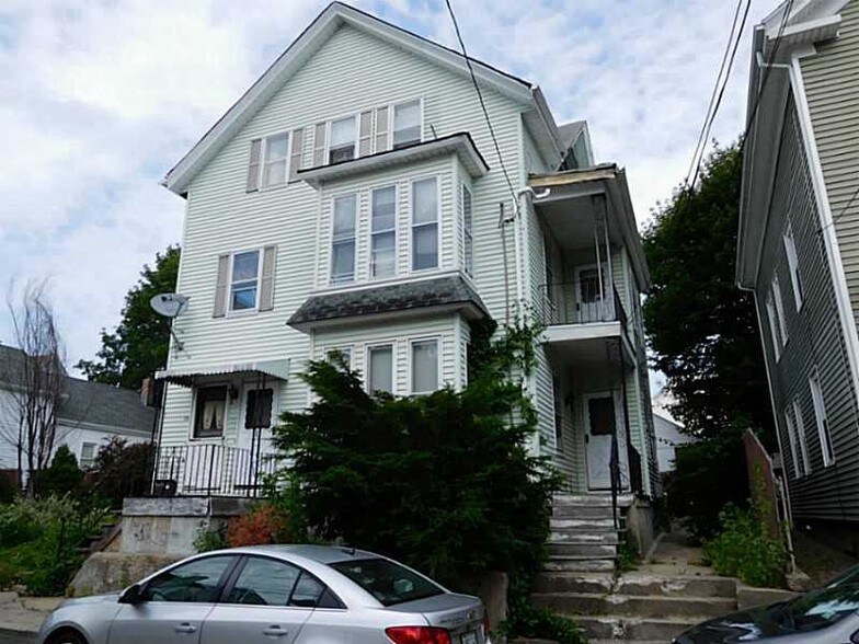 11 Leah St, Providence, RI 02908