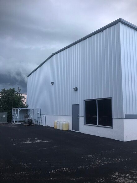 7465 Commercial Cir, Fort Pierce, FL for lease - Primary Photo - Image 1 of 22