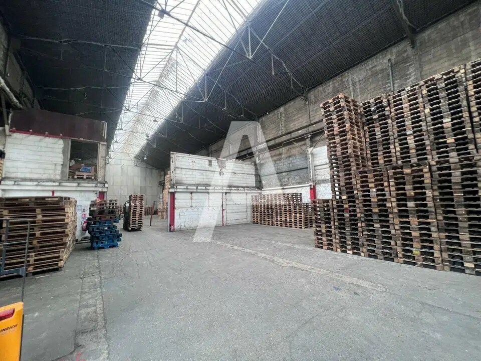 Location Local d'activités 1 600 m² - Photo 1