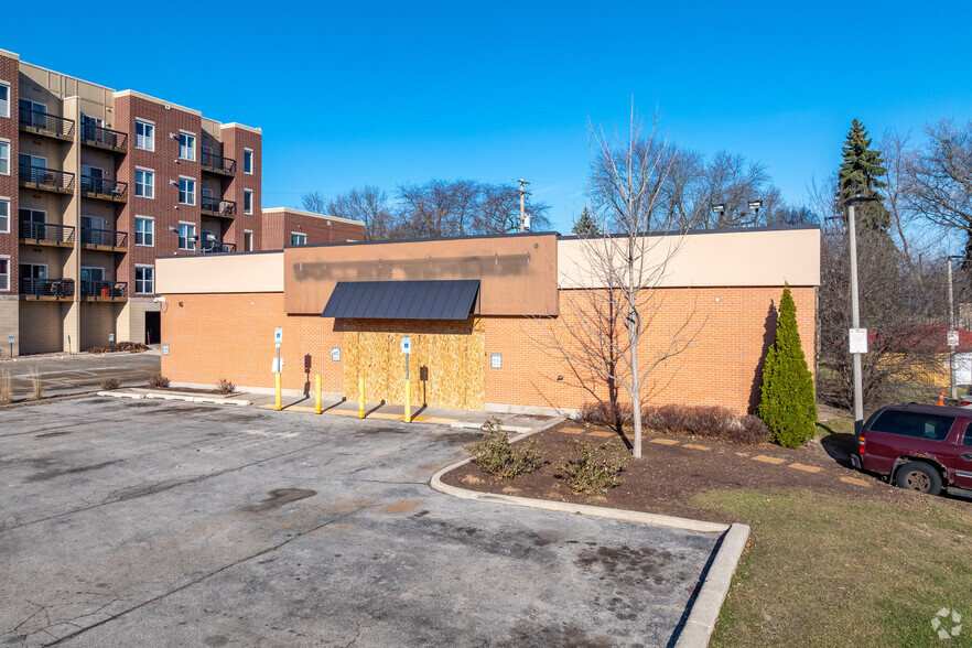 1300 E Locust St, Milwaukee, WI for lease - Building Photo - Image 3 of 15