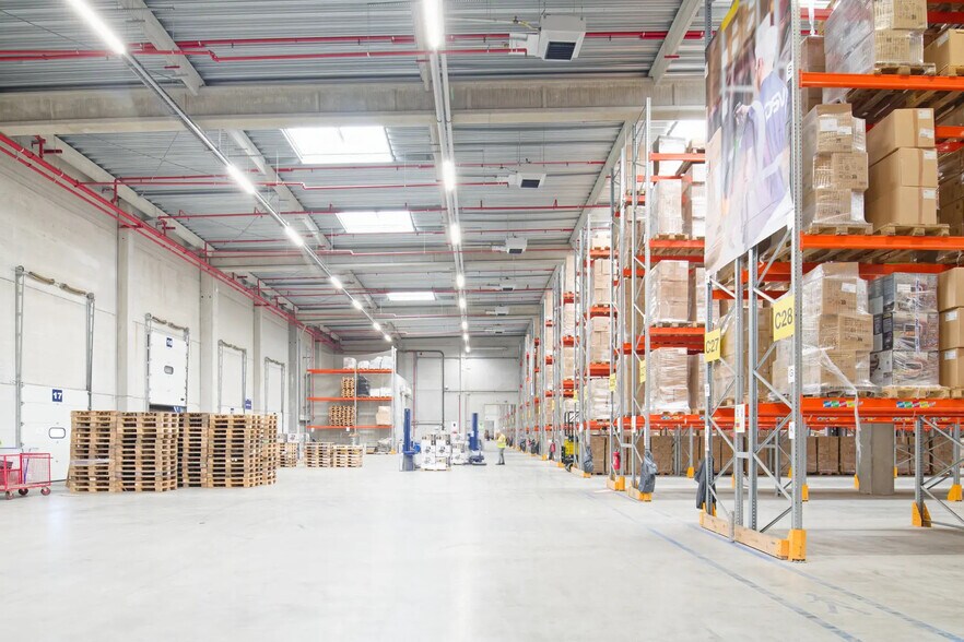 Industrial in Neuville-en-Ferrain for lease - Interior Photo - Image 3 of 3