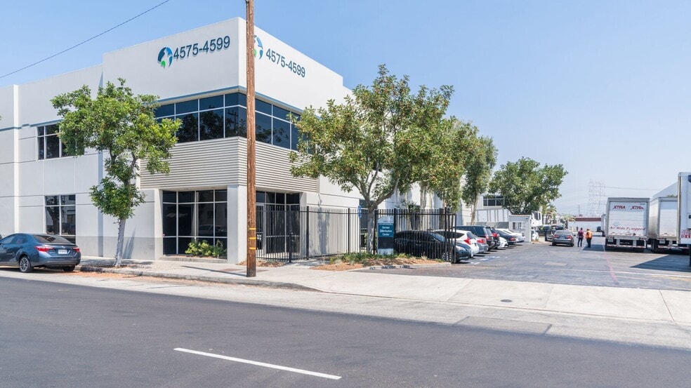 4575-4599 District Blvd, Vernon, CA for lease - Building Photo - Image 2 of 19