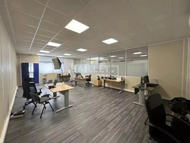 Office in Fréjus for lease - Interior Photo - Image 1 of 7