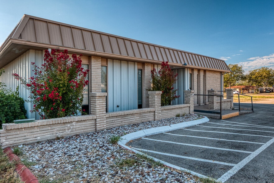 1011 E 7th St, Del Rio, TX for sale - Building Photo - Image 2 of 43