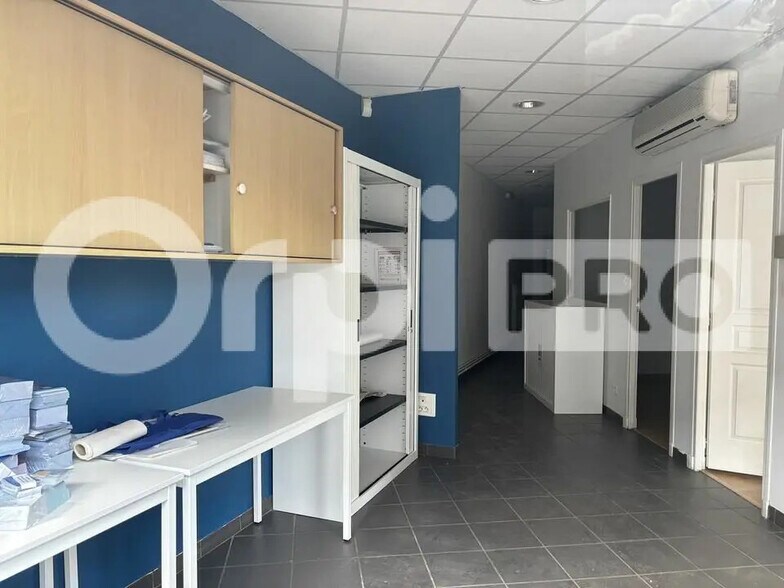 Office in Montluçon for lease - Interior Photo - Image 1 of 5