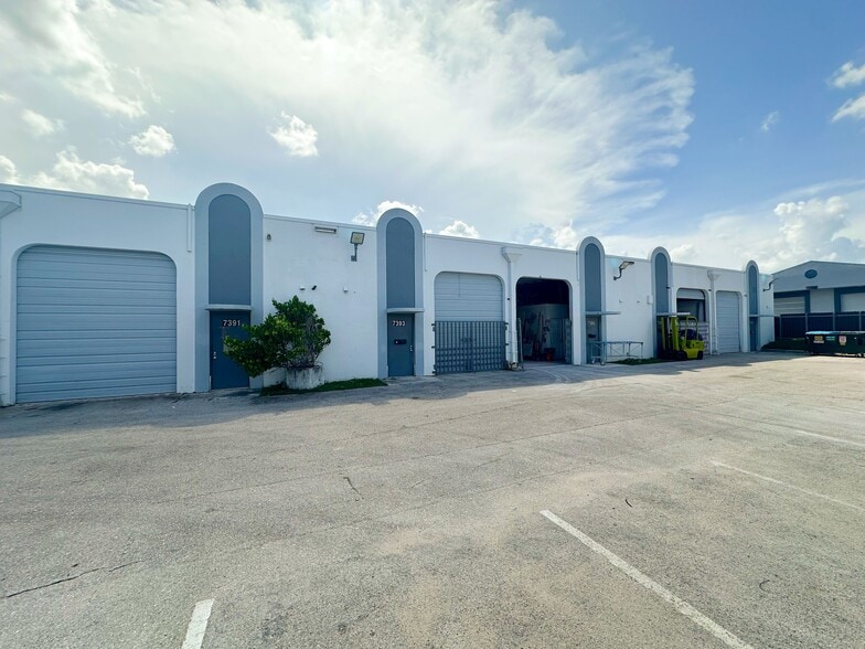 7325-7399 NW 54th St, Miami, FL for lease - Building Photo - Image 2 of 4