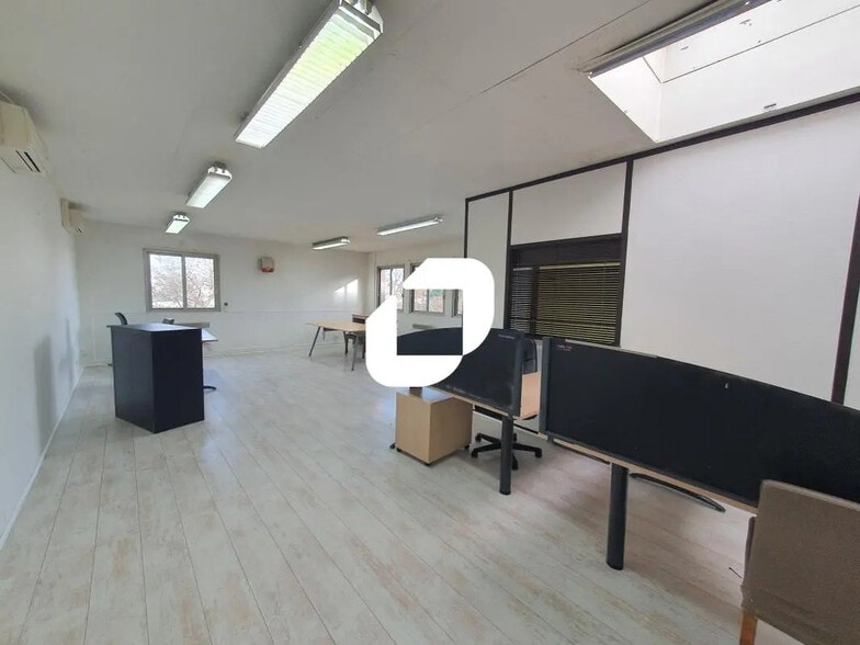 Office in Neuilly-sur-Marne for lease - Interior Photo - Image 2 of 6