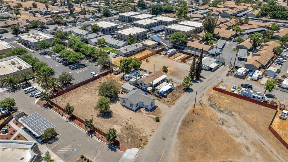 923 Goleta Way, Hanford, CA portfolio of 3 properties for sale on LoopNet.com - Primary Photo - Image 1 of 30