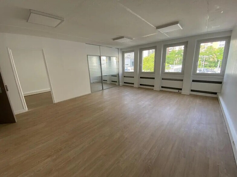 Office in Créteil for lease - Interior Photo - Image 1 of 5