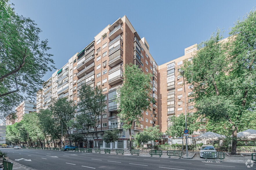 Calle del Poeta Joan Maragall, 15, Madrid, Madrid for lease - Primary Photo - Image 1 of 2