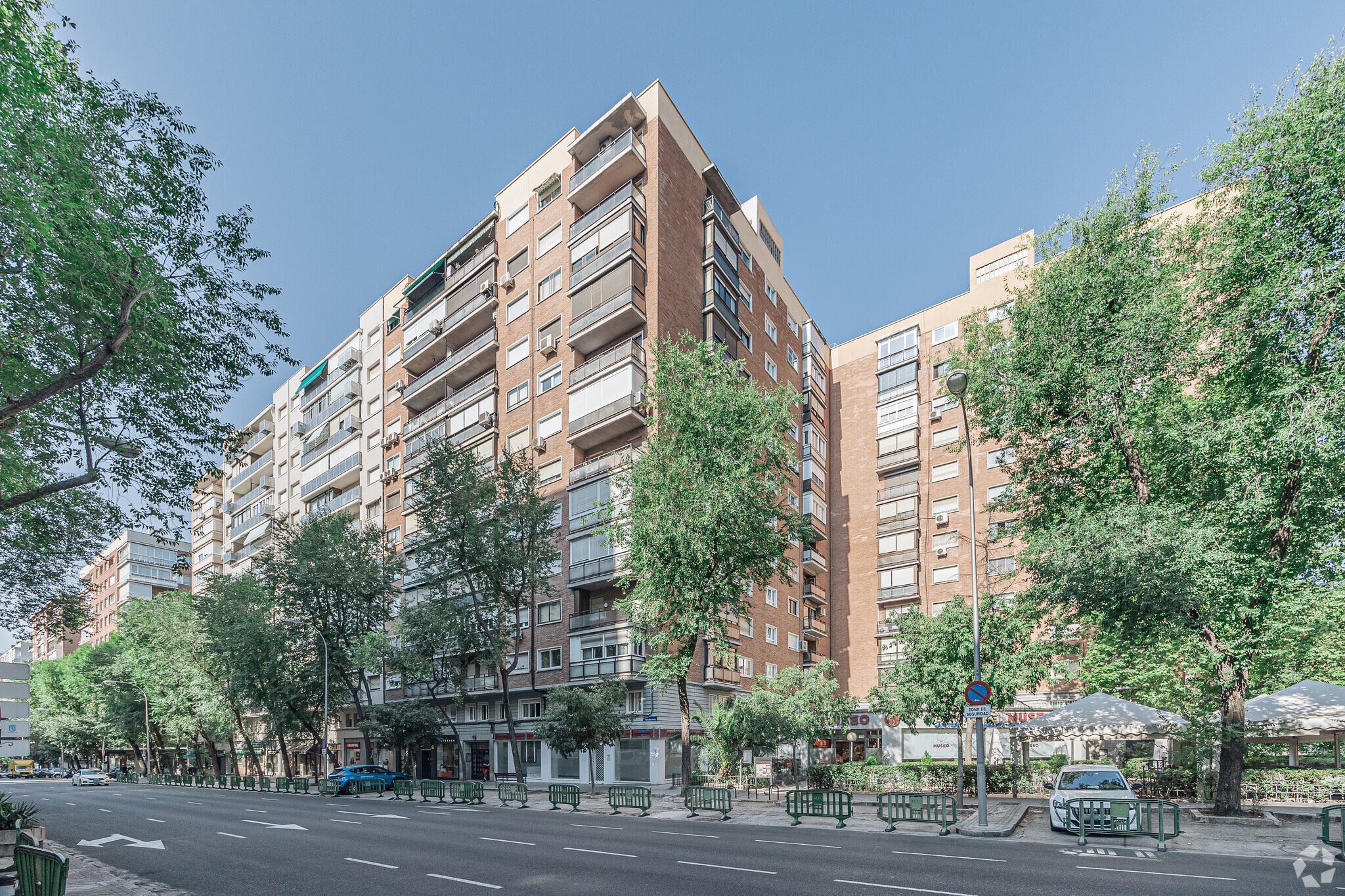 Calle del Poeta Joan Maragall, 15, Madrid, Madrid for lease Primary Photo- Image 1 of 3