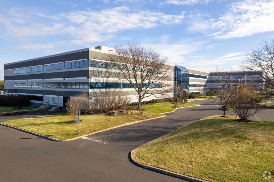 101 E County Line Rd, Warminster, PA for sale - Primary Photo - Image 1 of 1