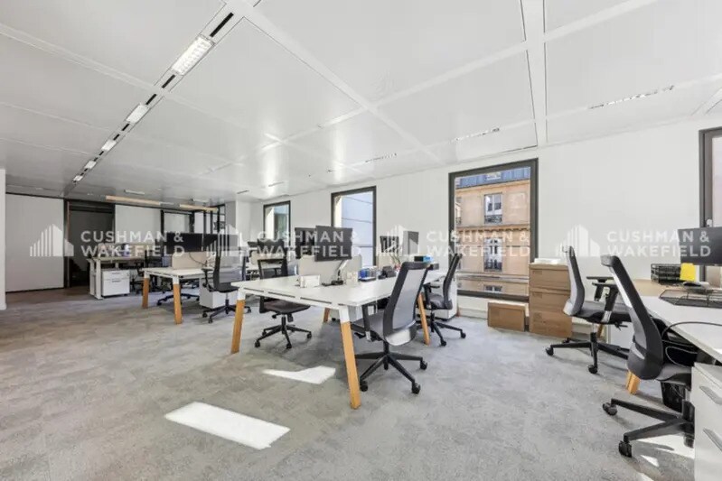 Office in 36 Rue Marbeuf, Paris for lease - Building Photo - Image 2 of 12