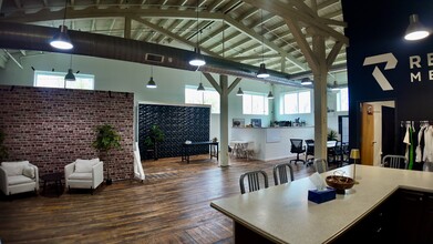 127-131 Railroad St, Rochester, NY for lease Interior Photo- Image 2 of 8