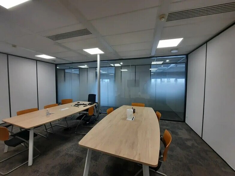 Office in Rouen for lease - Interior Photo - Image 3 of 12