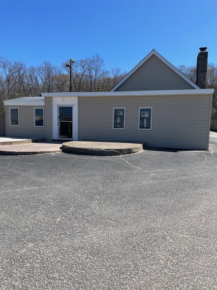 111 Rocky Point Rd, Middle Island, NY for lease - Building Photo - Image 1 of 15