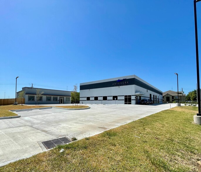 8065 S Sam Houston Pky W, Houston, TX for lease - Building Photo - Image 1 of 1