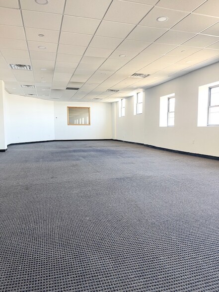 247 Fulton Ave, Hempstead, NY for lease - Interior Photo - Image 2 of 8