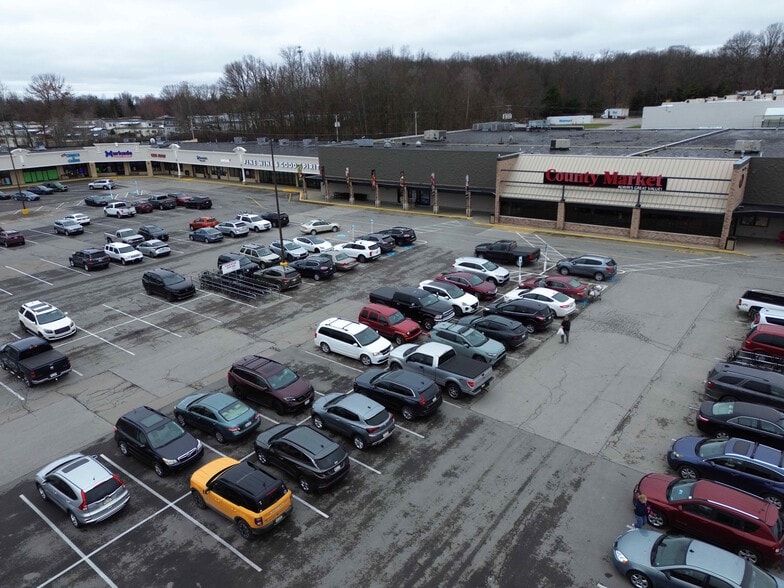 15-49 Pine Grove Sq, Grove City, PA for lease - Building Photo - Image 1 of 6