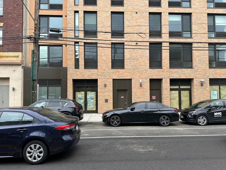 1725 Village Ln, Far Rockaway, NY for lease - Building Photo - Image 3 of 4