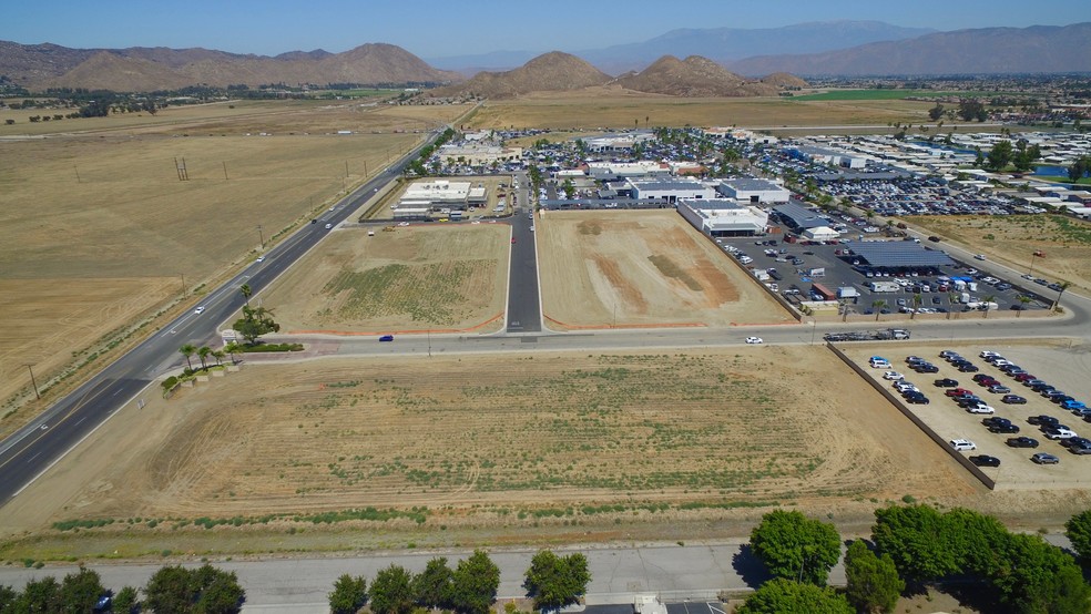 Hemet Auto Mall, Retail Lots portfolio of 2 properties for sale on LoopNet.com - Building Photo - Image 3 of 8