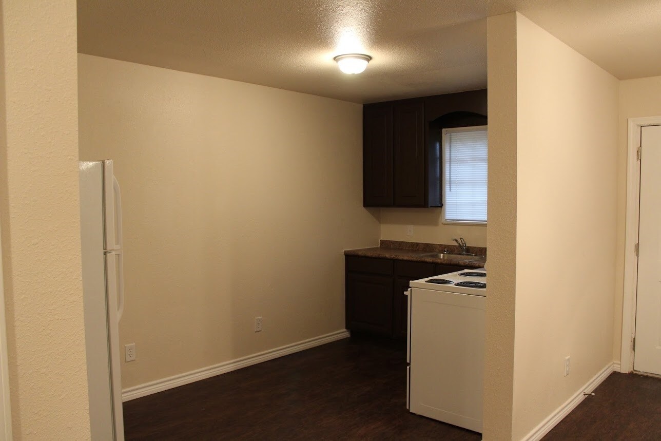 1213 E Main St, Nacogdoches, TX 75961