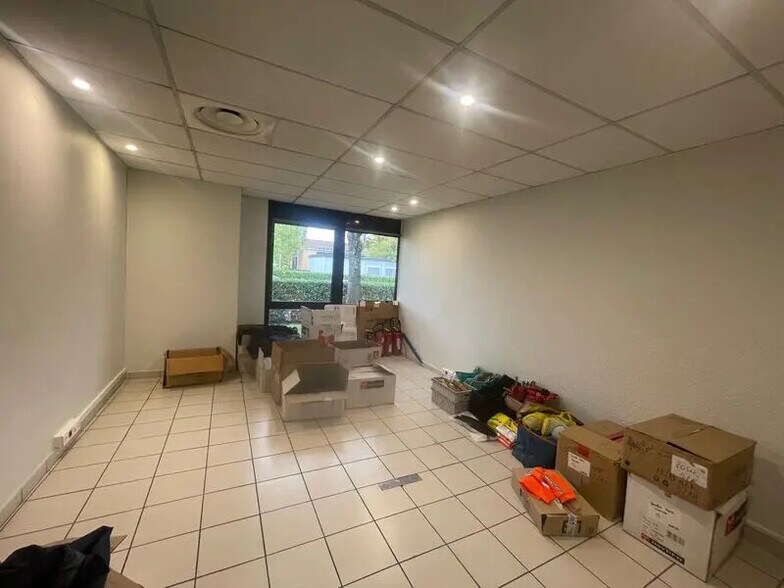 Office in Vénissieux for lease - Interior Photo - Image 3 of 8