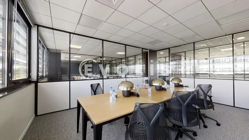Office in Le Haillan for lease - Interior Photo - Image 1 of 5