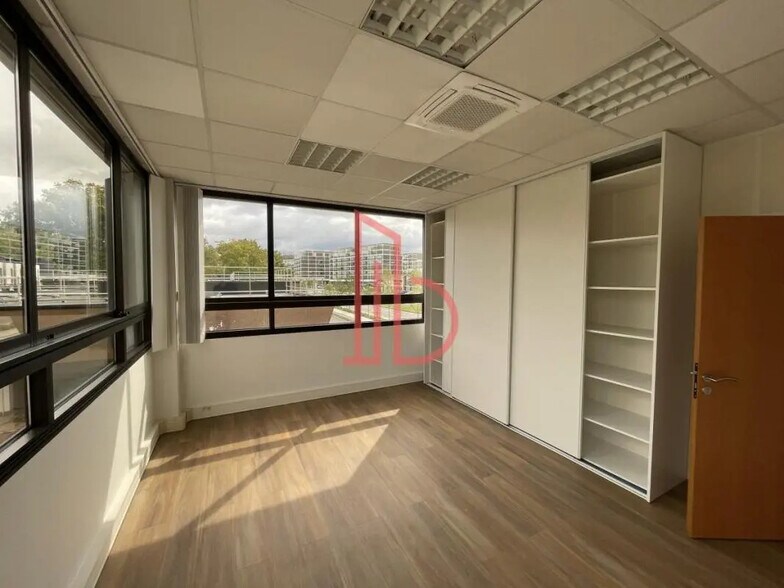 Office in Mérignac for lease - Interior Photo - Image 2 of 5