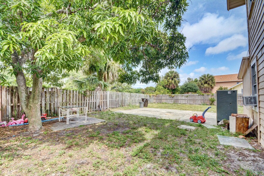 3321 Pinewood Ave, West Palm Beach, FL 33407