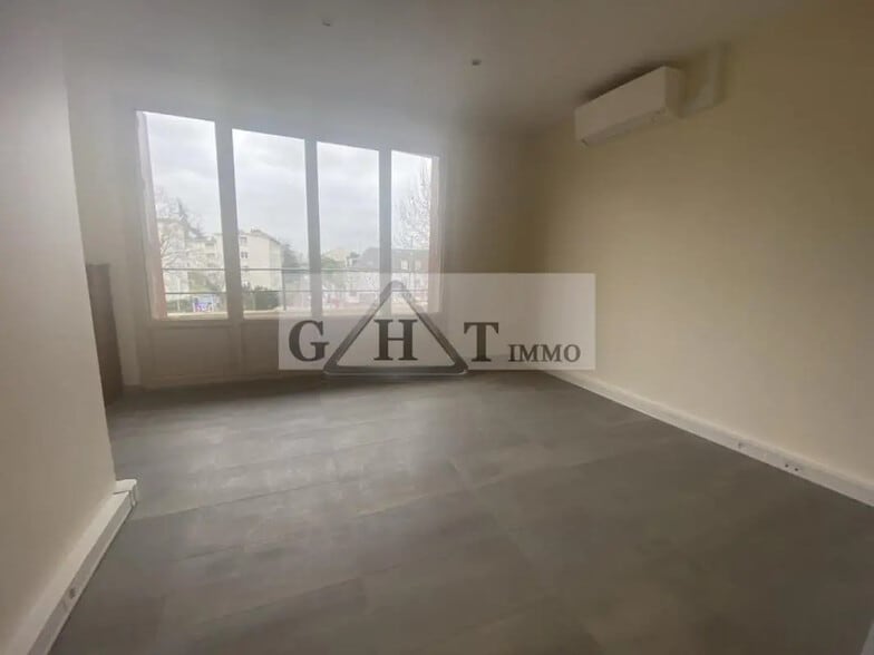 Office in Créteil for lease - Interior Photo - Image 1 of 6