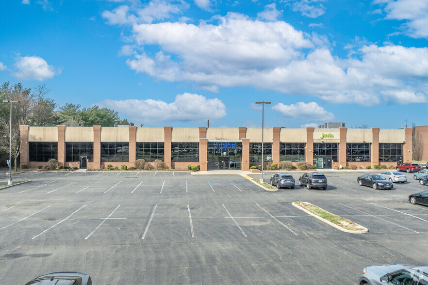 51 Charles Lindbergh Blvd, Uniondale, NY for lease - Building Photo - Image 3 of 9