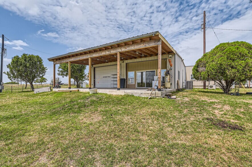 480 Grandpa rd, Dale, TX for lease - Primary Photo - Image 1 of 13