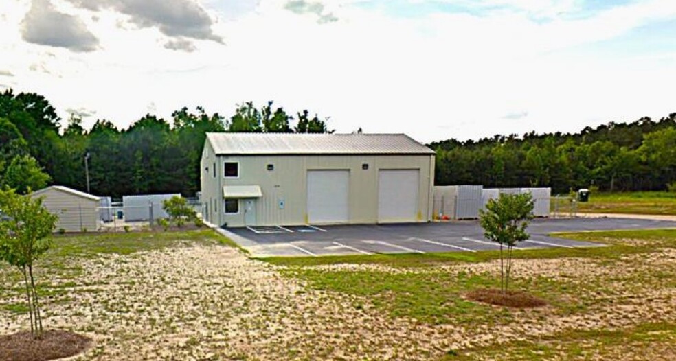 2100 Angelia M St, Fayetteville, NC for lease - Primary Photo - Image 1 of 3