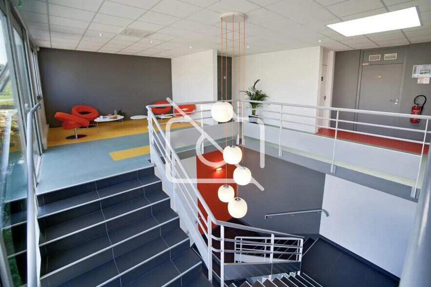 Industrial in Ris-Orangis for sale - Lobby - Image 1 of 9