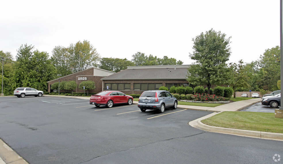 22525 Hall Rd, Macomb Township, MI for lease - Building Photo - Image 1 of 3