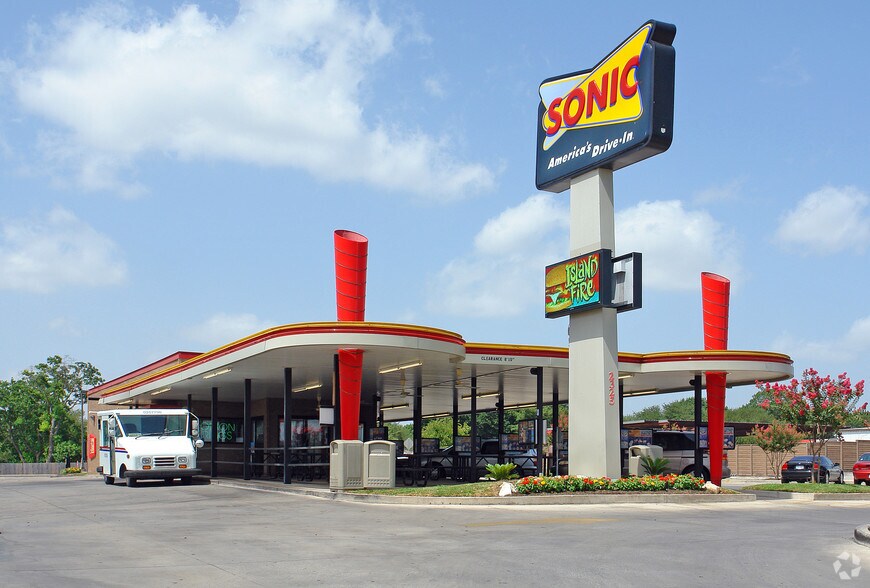 2325 Pat Booker Rd, Universal City, TX for sale - Primary Photo - Image 2 of 3