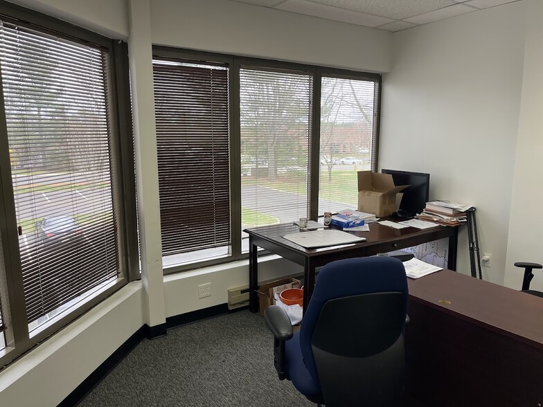 2 Hartford Dr, Tinton Falls, NJ for sale - Interior Photo - Image 3 of 8