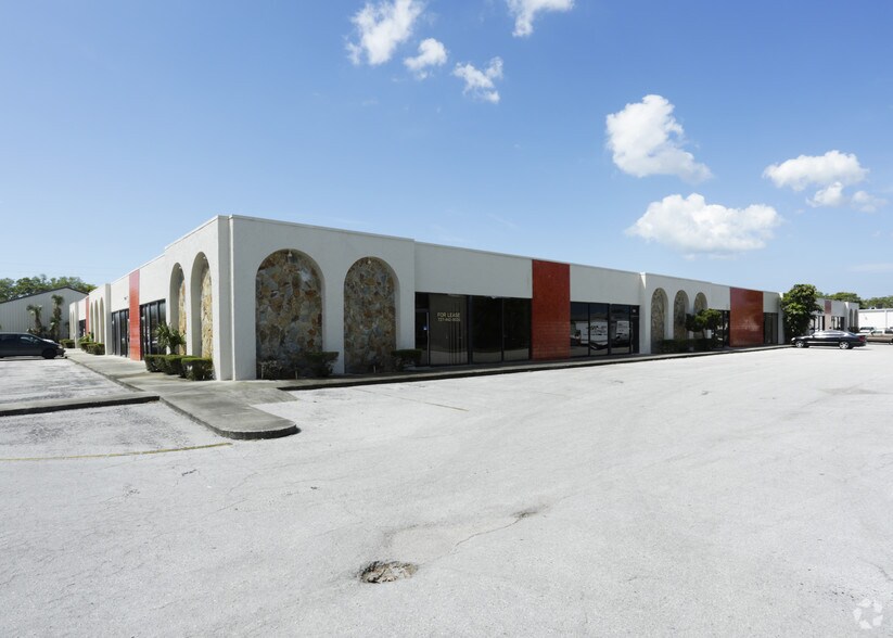 2011 Weaver Park Dr, Clearwater, FL for sale - Primary Photo - Image 1 of 1