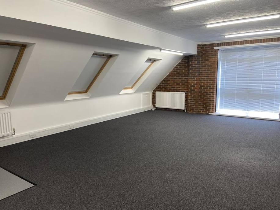 12-27 Shamrock Way, Southampton for lease Interior Photo- Image 1 of 2