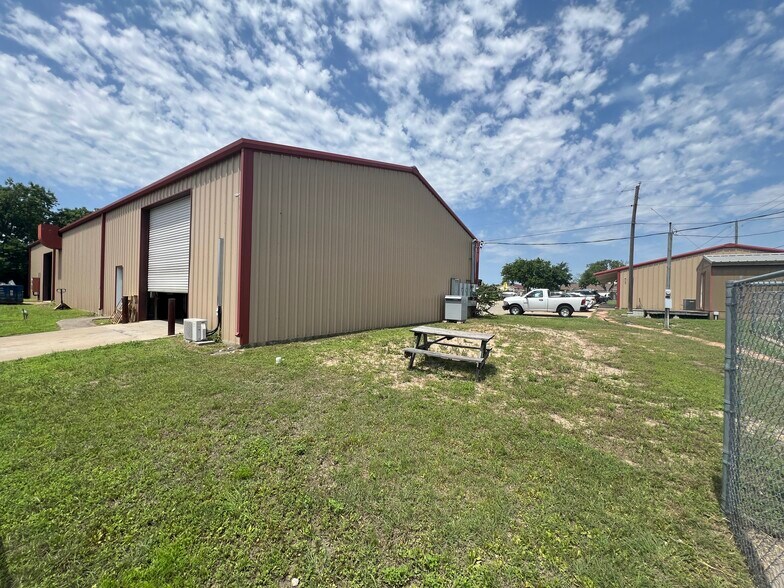 15705 Brenda St, Austin, TX for sale - Building Photo - Image 2 of 3