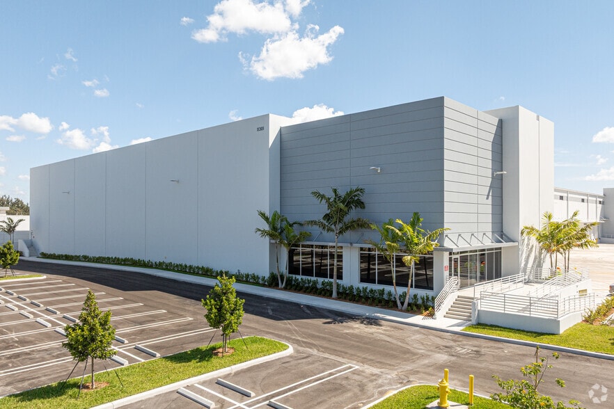 11301 NW 97th Ave, Medley, FL for lease - Primary Photo - Image 1 of 5