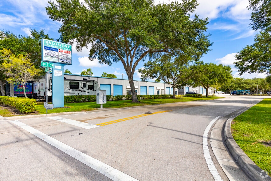 805 33rd Ct SW, Vero Beach, FL for lease - Building Photo - Image 2 of 26