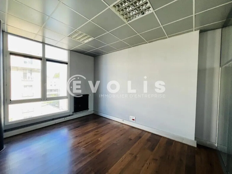Flex in Montreuil for lease - Interior Photo - Image 3 of 7