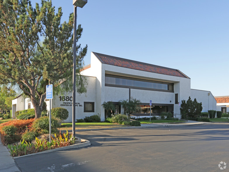 1680 E Herndon Ave, Fresno, CA for lease - Building Photo - Image 3 of 5