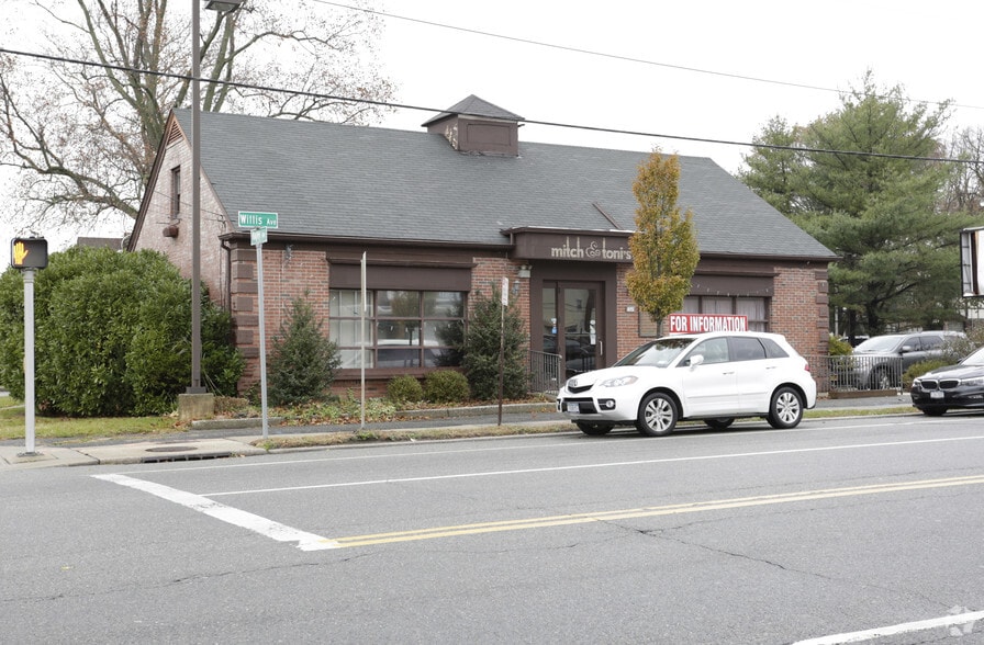 875 Willis Ave, Albertson, NY 11507