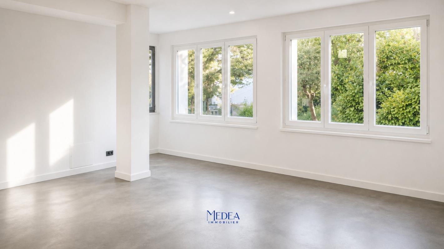 Office in Ceyreste for lease Interior Photo- Image 1 of 3