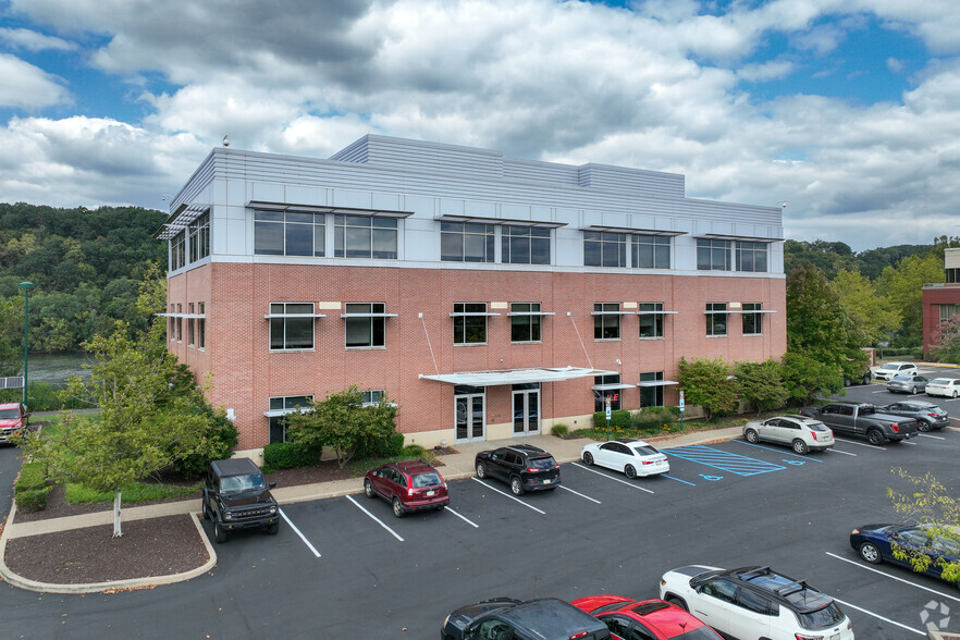 395 E Waterfront Dr, Homestead, PA for lease - Building Photo - Image 1 of 14