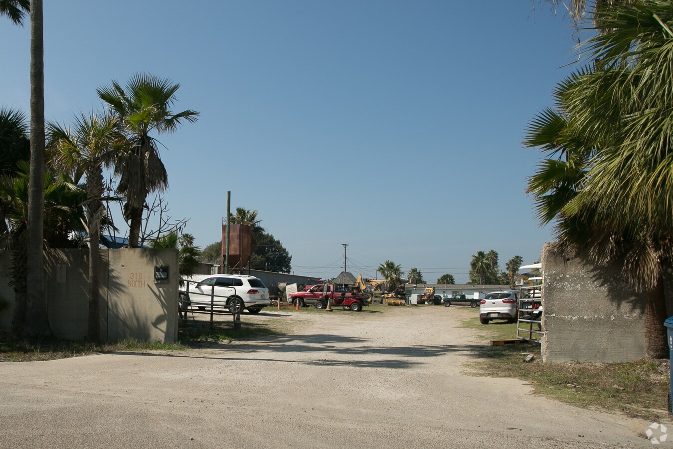 318 6th St, Port Aransas, TX 78373