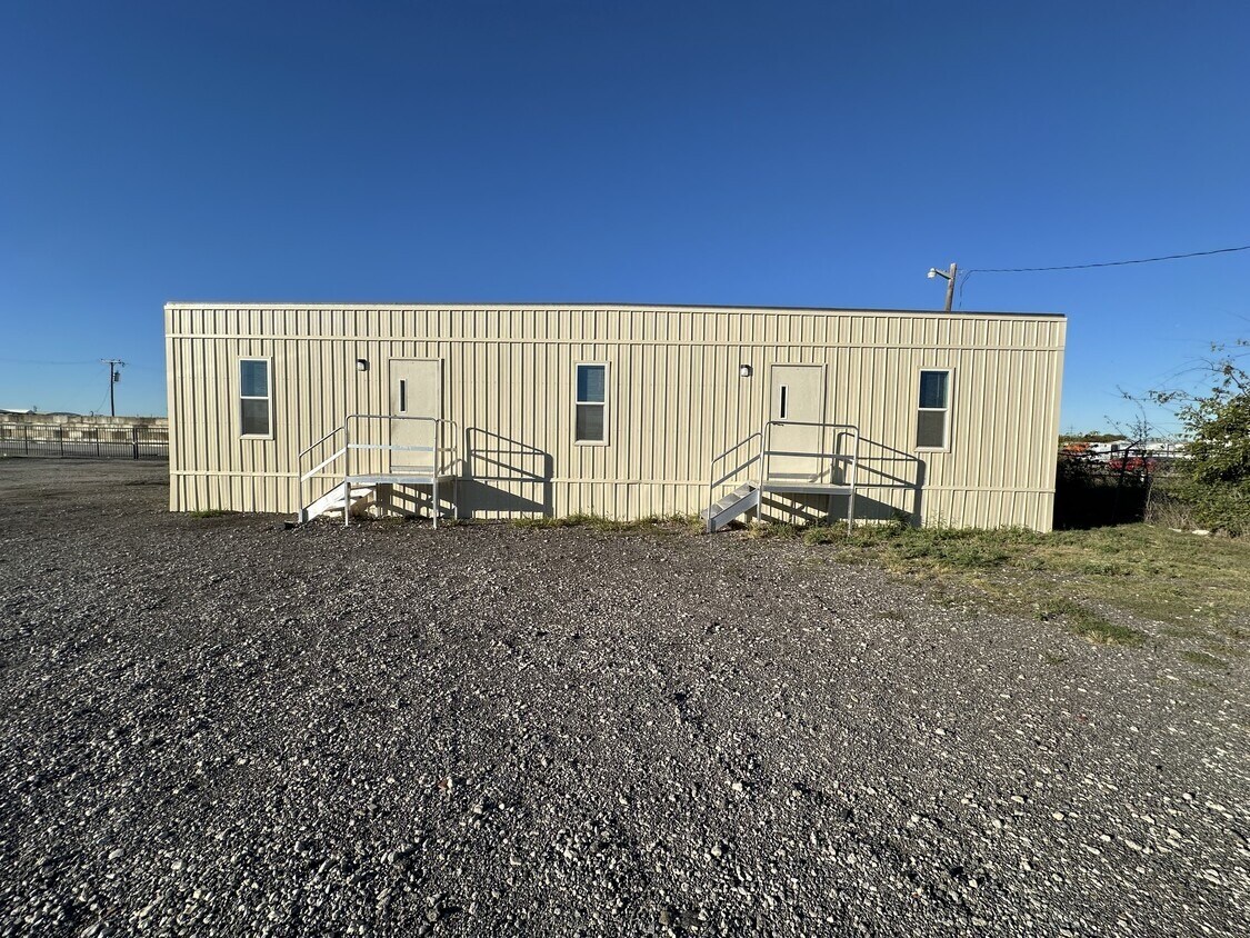 1815 E Hicks Field Rd, Fort Worth, TX for lease Building Photo- Image 1 of 10